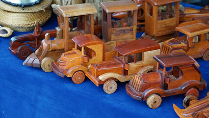 carrinhos de madeira, manufaturados, expostos para venda na cidade turística de Morretes, Brasil