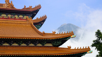 Fototapeta premium Telhado do monastério Po Lin, onde está a estátua de bronze do Grande Buda, em Hong Kong