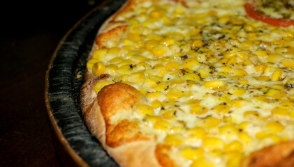 detalhe de uma pizza de milho verde, assada em forno a lenha - obrazy, fototapety, plakaty