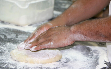 Mãos preparando uma massa para pizza - obrazy, fototapety, plakaty