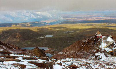 Vista do alto do monte Chacaltaya, pico da Cordilheira dos Andes de 5 421 m de altitude localizado...