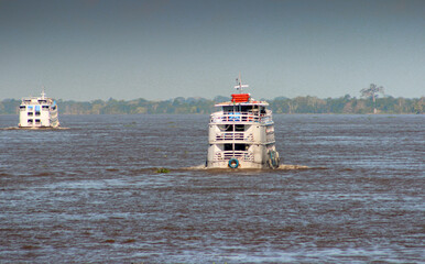 Barco, principal meio de transporte na região amzônica.
Rio Amazonas, Brasil