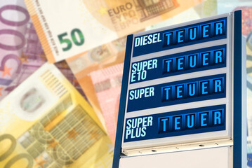 Tankstelle mit Preisangabe Teuer und Euro Geldscheine