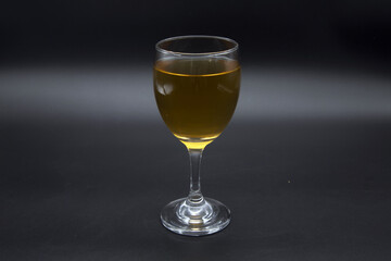 Champagne glasses are a container for drinking champagne and other sparkling wines at parties .