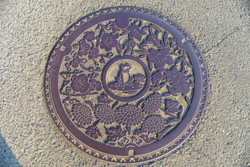 様々な刻印の地域マンホール