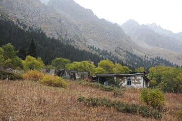 Obraz premium Almaty / Kazakhstan - 09.15.2014 : Old dilapidated buildings made of wood for lost tourists in the mountains and a temporary base for mountaineers-rescuers.