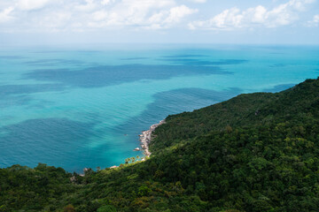 Fototapeta premium Wiew of a beautiful sea shore with a beach and green rainforest