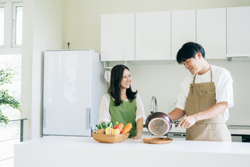 家事を手伝う男性と女性（主夫）
