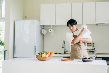 子育てと家事を手伝う男性（笑顔）  © buritora