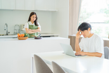 無関心な男性に怒る女性
