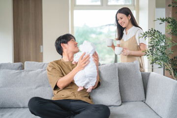Obraz na płótnie Canvas 赤ちゃんを世話する男性と女性 