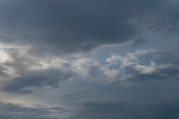 ciel de nuages gris bleutés