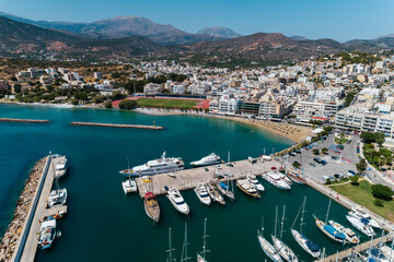 Ujęcie. z drona na piękne greckie miasto Ajos Nikolaos na wyspie Kreta w Grecji, port i marina u wybrzeży morza śródziemnego, idealna wakacyjna destynacja  - obrazy, fototapety, plakaty