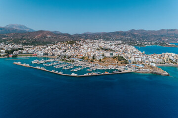 Ujęcie. z drona na piękne greckie miasto Ajos Nikolaos na wyspie Kreta w Grecji, port i marina u wybrzeży morza śródziemnego, idealna wakacyjna destynacja 