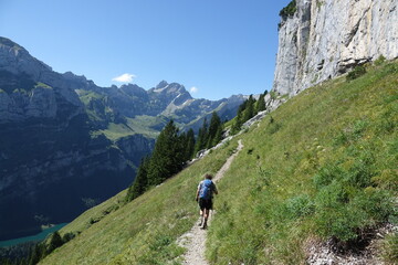 Naklejka premium Wanderer am Wirtshaus Aescher, unterhalb der Ebenalp