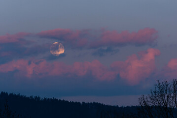 Pełnia księżyca przesłonięta przez różowe chmury, Bielsko-Biała.