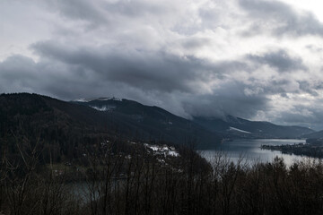 Gęste chmury nad jeziorem Żywieckim, zima w górach.