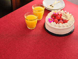 バースデーケーキとオレンジジュース