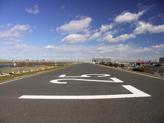 海から25キロメートルのサイクリング道路のある春の江戸川左岸土手風景