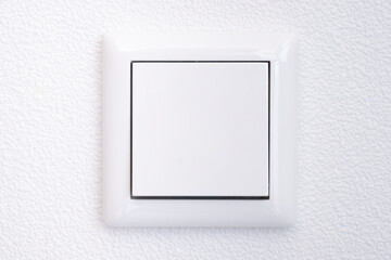 Weißer Lichtschalter in weißer Wand
