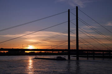 sonnenuntergang an der rheinkniebrücke in düsseldorf