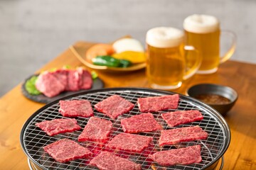 煙を出して焼いている肉