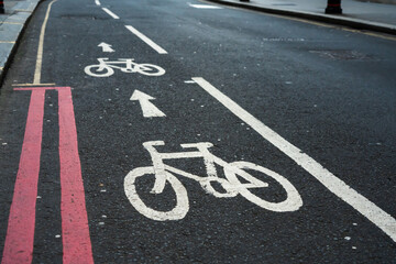 Obraz premium A bicycle lane sign on the tarmac in London