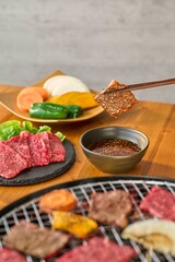 網で焼いている焼肉