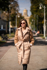 Obraz premium attractive woman with long brown hair advertising winter coat outdoor