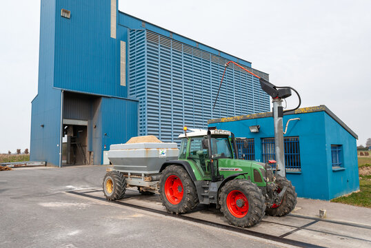 Engrais Sulfapot. Agriculteur venant s'approvisionner dans une coop&eacute;rative