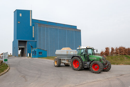 Engrais Sulfapot. Agriculteur venant s'approvisionner dans une coop&eacute;rative