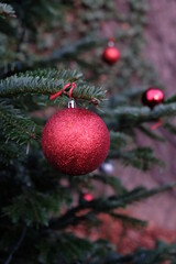 FU 2020-12-17 Weihnacht 30 Am Baum hängen rote Weihnachtskugeln