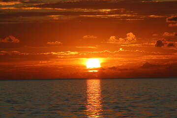 Il sole al tramonto nel caldo mare siciliano