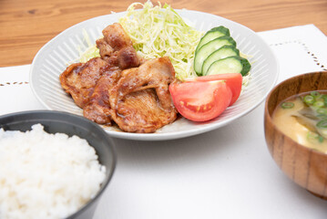手作りの豚肉生姜焼き定食
