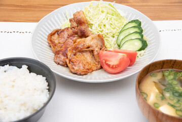 手作りの豚肉生姜焼き定食