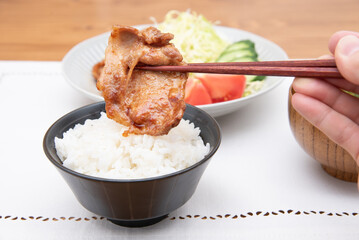 手作りの豚肉生姜焼き定食を食べる男性の手元