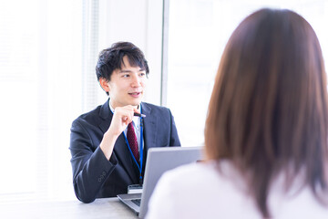 面談をするオフィスワーカー