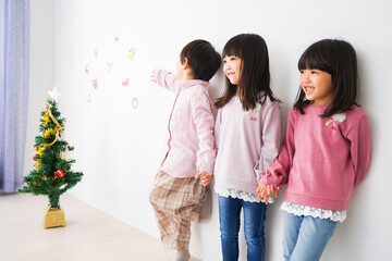 クリスマスの飾り付けをする子どもたち