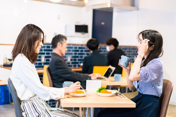 オフィスのカフェテリアのランチを食べる社員