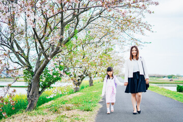 Fototapeta na wymiar 入学式に行く女の子とお母さん