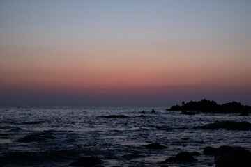 Fototapeta na wymiar 神奈川県真鶴半島の海岸から見る朝焼け
