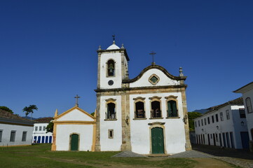 Fototapeta na wymiar Igreja histórica de Paraty com céu azul