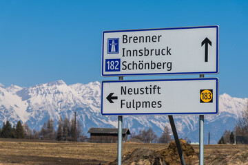 Straßenschild Wegweiser an der Stubaital Bundesstraße Richtung Innsbruck und Brenner