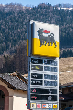 Preisschild mit Logo einer Eni Tankstelle im Stubaital