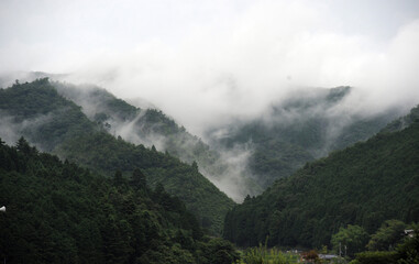 雨後の山