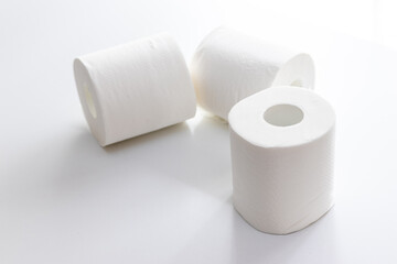 白いテーブルの上に白いトイレットペーパー