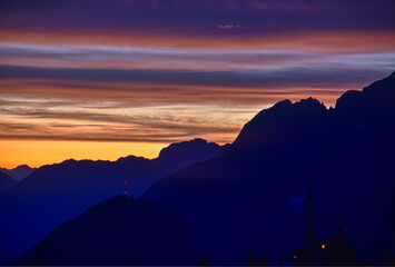 Obraz premium Sonnenaufgang, Morgendämmerung, Morgenrot, Himmel, Berge, Silhouette, Nacht, Tag, Dämmerung, blaue Stunde, Sonne, Sonnenstrahlen, leuchten, anleuchten, erstrahlen, Wolken, Wolkenschleier, Rot, Orange,