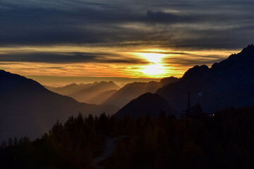 Sonnenaufgang, Morgend&auml;mmerung, Morgenrot, Himmel, Berge, Silhouette, Nacht, Tag, D&auml;mmerung, blaue Stunde, Sonne, Sonnenstrahlen, leuchten, anleuchten, erstrahlen, Wolken, Wolkenschleier, Rot, Orange,