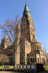 Imposante St-Antonius-Basilika in Rheine; Blick von Südwesten auf das gewaltige neoromanische...