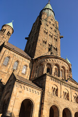 Imposante St.-Antonius-Basilika in Rheine; Portalhalle Westchor, Westquerschiff und Westturm des...